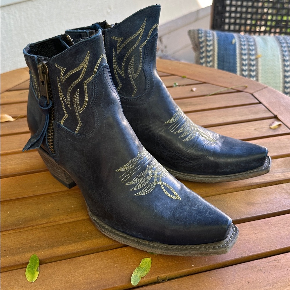 Freebird Wolfie Navy Blue 7 like new